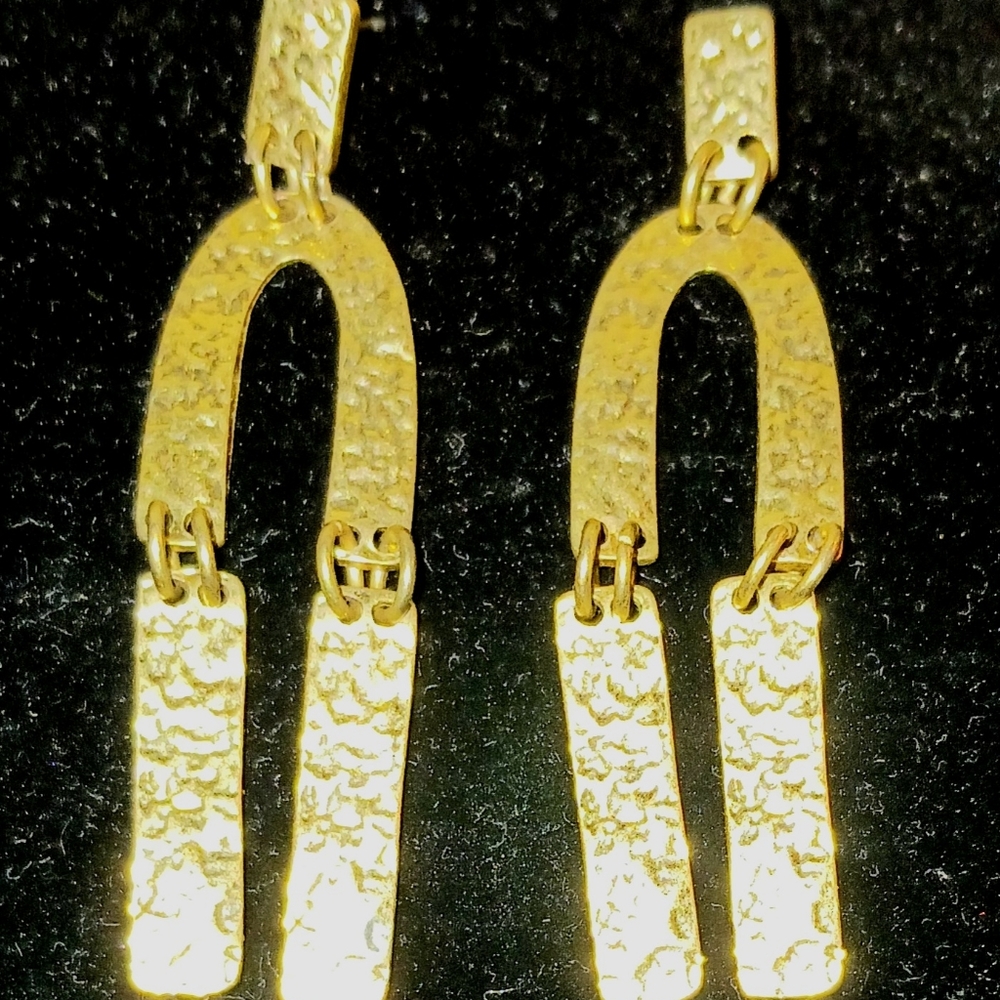 U-Shaped Modern Gold Fashiom Drop Earrings.
